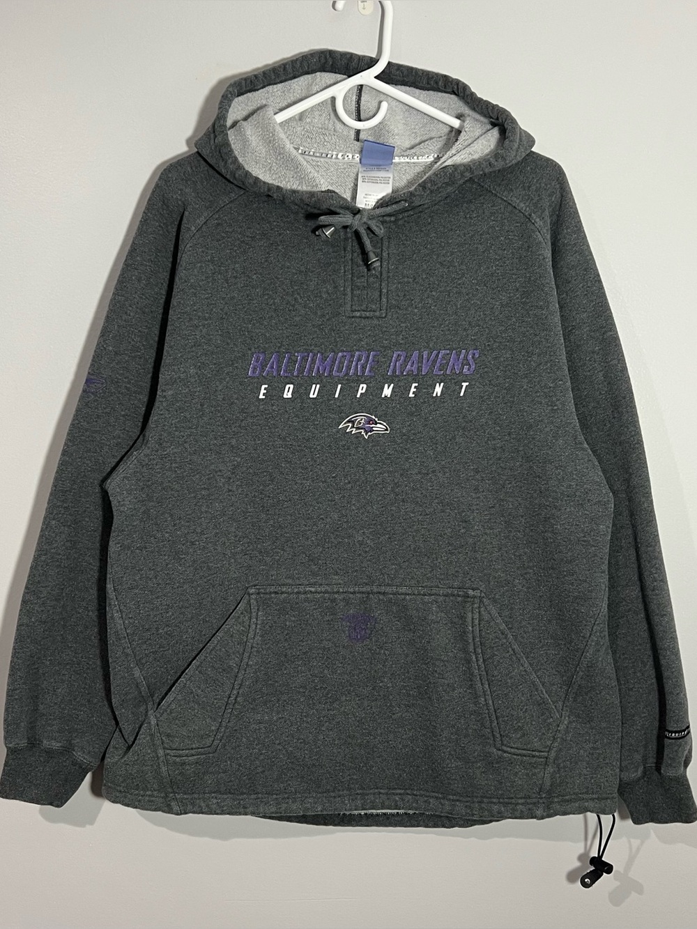 Reebok NFL Baltimore Ravens Equipment Gray Purple Sweatshirt Hoodie Mens Medium